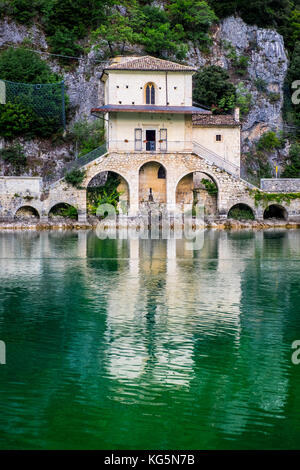 Scanno See, Scanno, Abruzzen, Italien, Europa. Die kleine Kirche Madonna del Lago. Stockfoto