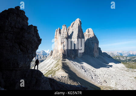 Sexten, Provinz Bozen, Dolomiten, Südtirol, Italien. Silhouette eines Bergsteigers vor den drei Zinnen von Lavaredo Stockfoto