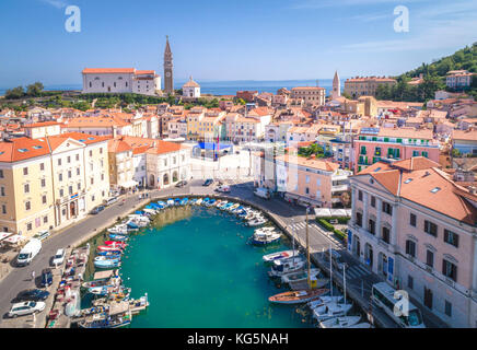 Piran, slowenisch Istrien, Slowenien, erhöhte Aussicht auf den Hafen der Stadt. Stockfoto