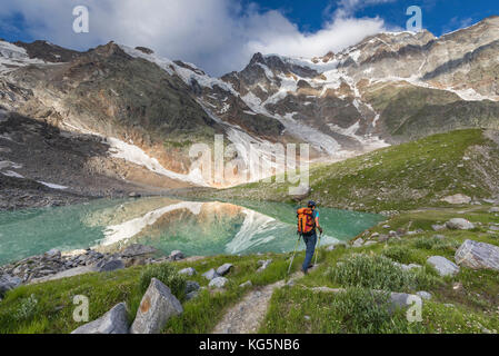 Ein Mädchen Spaziergänge in der Nähe der Locce See am Fuße der Ostwand des Monte Rosa Massivs (Locce See, Macugnaga, Anzasca Valley, Provinz Verbano Cusio Ossola, Piemont, Italien, Europa) Stockfoto