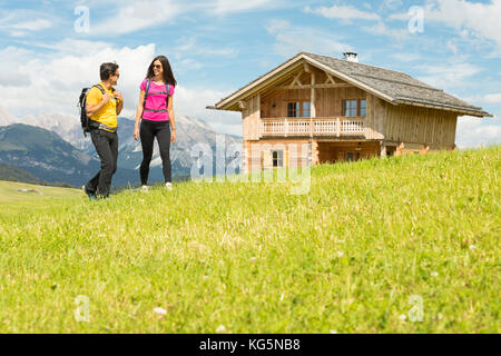 Ein paar Wanderer geht auf die Wiesen auf der Seiser Alm, (Seiser Alm), Provinz Bozen, Südtirol, Trentino Alto Adige, Italien Stockfoto