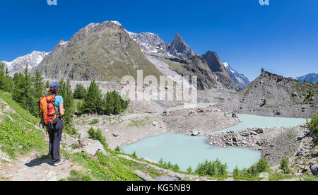 Ein Mädchen sieht Miage See und den Mont Blanc Massiv (Miage See, Veny Tal, Courmayeur, Provinz Aosta, Aostatal, Italien, Europa) Stockfoto