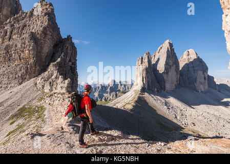 Sexten, Dolomiten, Südtirol, Provinz Bozen, Italien. Wanderer auf der Forcella Passaporto auf der Tre Cime di Lavaredo/drei Zinnen Stockfoto