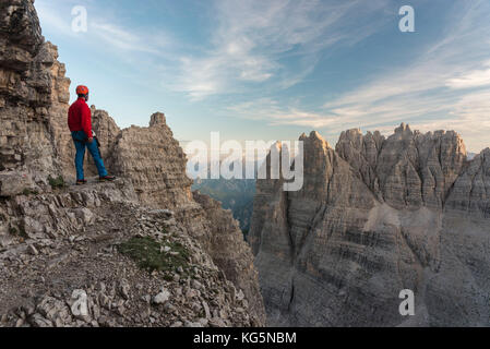 Sexten/Sexten, Dolomiten, Südtirol, Provinz Bozen, Italien. Bergsteiger auf den Klettersteig "Weg des Friedens", Berg der Paternkofel Stockfoto