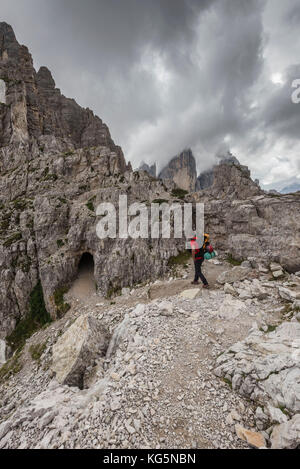 Sexten/Sexten, Dolomiten, Südtirol, Provinz Bozen, Italien. Bergsteiger auf den Klettersteig "Weg des Friedens", Berg der Paternkofel Stockfoto