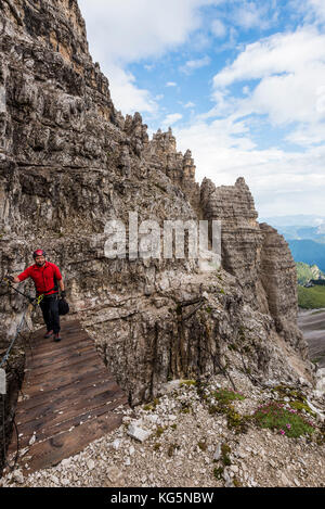 Sexten/Sexten, Dolomiten, Südtirol, Provinz Bozen, Italien. Bergsteiger auf den Klettersteig "Weg des Friedens", Berg der Paternkofel Stockfoto