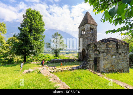 Die mittelalterliche Abtei von San Pietro in vallate umrahmt von Wiesen piagno sondrio Provinz untere Veltlin lombardei Italien Europa Stockfoto