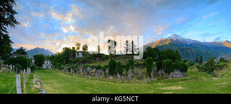 Panorama der antiken Festung Fuentes umrahmt von Monte Legnone im Morgengrauen colico lecco Provinz Lombardei valtellina Italien Europa Stockfoto