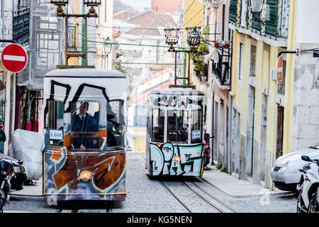 Die charakteristische Straßenbahnen Richtung eine zentrale Bairro Alto Viertel in der Altstadt von Lissabon Portugal Europa Stockfoto