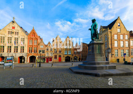 Alte Statue in der mittelalterlichen Platz, der von der typischen Häuser und Gebäude in der Dämmerung gerahmte Brügge Westflandern Belgien Europa Stockfoto