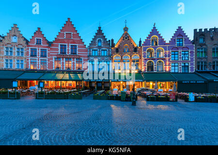 Blaues Licht der Dämmerung auf das bunte mittelalterliche Häuser in Marktplatz Brügge Westflandern Belgien Europa Stockfoto