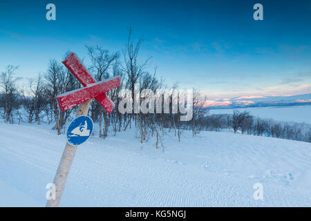 Namensschild auf den verschneiten Pisten, bjorkliden, abisko, Norrbotten County, Gemeinde Kiruna, Lappland, Schweden Stockfoto