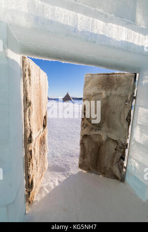 Sami Zelt im Schnee aus der offenen Türen in ein Zimmer, Ice Hotel, jukkasjärvi, Kiruna, Norrbottens Län, Lappland, Schweden Stockfoto