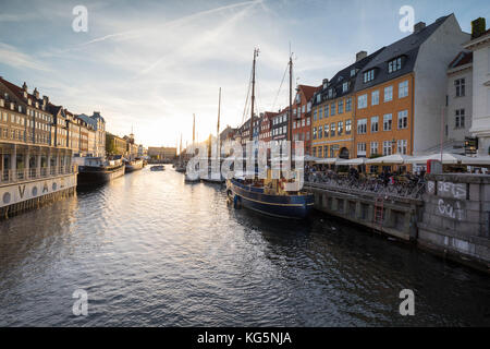 Bunte Fassaden und die typischen Boote auf dem Kanal- und Vergnügungsviertel von Nyhavn, Kopenhagen, Dänemark, Europa Stockfoto