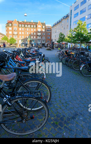 Reihen von abgestellte Fahrräder in Kopenhagen, nominiert als erste Bike Stadt der Welt, Dänemark Stockfoto