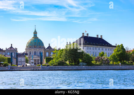 Blick auf das Schloss Amalienborg und die Marmorkirche vom Ufer des Kanals, Kopenhagen, Dänemark Stockfoto