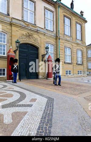 Zeremonie der Wachablösung am Schloss Amalienborg, Kopenhagen, Dänemark Stockfoto