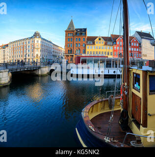 Panoramablick von christianshavn Kanal und bunte Häuser auf den Hintergrund, Kopenhagen, Dänemark Stockfoto