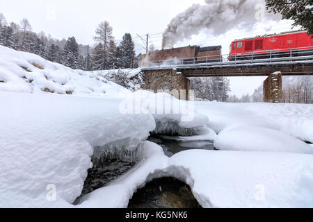 Dampf des Schneepfluges des Bernina Express, Morteratsch, Kanton Graubünden, Engadin, Schweiz Stockfoto