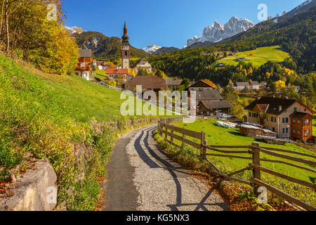 San Pietro, Villnösser Tal, geisler Dolomiten, Südtirol, Trentino Alto Adige, Provinz Bozen, Italien, Europa Stockfoto