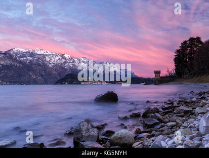 Sonnenuntergang am Comer See von cadenabbia Strand, Varenna, Lombardei, Italien, Europa Stockfoto