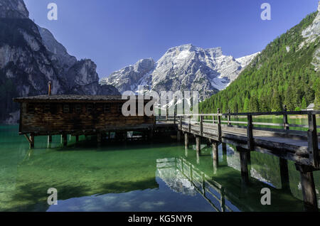 Holzhütte in den See Prags in Boden zurück Croda del Becco, Naturpark Fanes Sennes Bozen Trentino Alto Adige Italien Europa Stockfoto