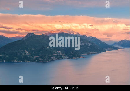 Sturm Wolken bei Sonnenuntergang über den Bergen auf den Comer See und Valsassina von den Hängen der Berge über Menaggio Lombardei gesehen. Italien. Europa Stockfoto