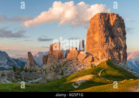 Sonnenuntergang über Cinque Torri, Cortina d'Ampezzo, Provinz Belluno, Bezirk Venetien, Italien, Europa Stockfoto