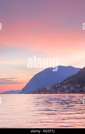 Sonnenuntergang über Peschiera Maraglio in Iseo See, montisola, Iseo See, Provinz Brescia, Lombardei, Italien Stockfoto