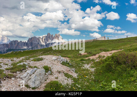 Touristen vor Croda da Lago und Lastoi de Formin, Cortina d'Ampezzo, Provinz Belluno, Veneto Bezirk, Italien, Europa Stockfoto