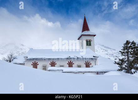 Die Kirche San Gaudenzio an einem gefrorenen Morgen, Maloja Pass, Engadin, Graubünden Schweiz, Europa Stockfoto