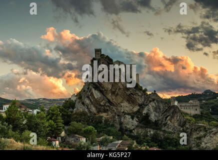 Die mittelalterliche Burg von roccascalegna bei Sonnenuntergang, in dem aventino - medio Ledro Tal, Chieti, Abruzzen, Italien, Europa Stockfoto