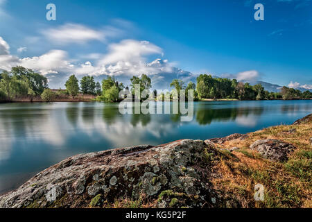 Fluss Mera, Comer See, Berg, legnone, Bäume, Reflexion, Lombardei, Italien Frühling colouurs auf Mera River von dascio mit legnone im Hintergrund noch von Schnee bedeckten Berg, Provinz Como, Lombardei, Italien, Europa Stockfoto