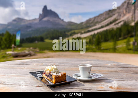 Frühstück in der Hütte Croda da Lago mit dem Berg Becco di Mezzodì im Hintergrund, Cortina d'Ampezzo, Belluno, Venetien, Italien Stockfoto