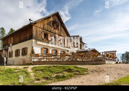 Schutzhütte Croda da Lago, Cortina d'Ampezzo, Belluno, Venetien, Italien Stockfoto