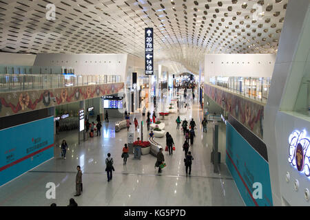 Menschen zu Fuß innerhalb der Shenzhen Bao'an International Airport in Guangdong, China Stockfoto