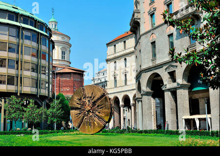 Giò Pomodoro Bronze-Scheibe Skulptur auf der Piazza Meda, Innenstadt von Mailand, Italien Stockfoto