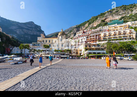 Das Dorf Positano, Blick vom Strand - Amalfi's Küste, Salerno Bezirk, Kampanien, Italien Stockfoto