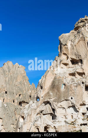 Blick auf den blauen Himmel zwischen den Felsen von Tarihi Milli Parki, Goreme, Kappadokien, Türkei (Turchia) Stockfoto