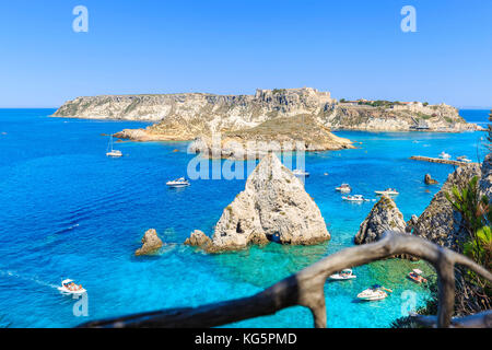 Pagliai Felsen, cretaccio und San Nicola Insel von Punta del Diamante, Tremiti Inseln, Foggia, Apulien, Italien. Stockfoto