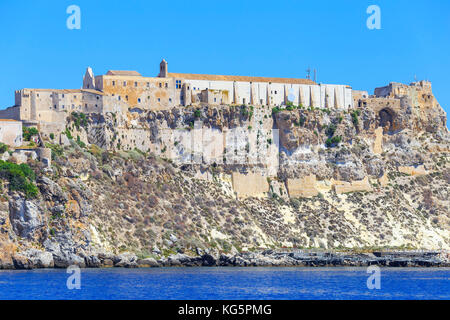 Italien, Apulien/Apulien, Tremiti-Inseln, Insel San Nicola, Abtei Santa Maria vom Meer aus. Stockfoto