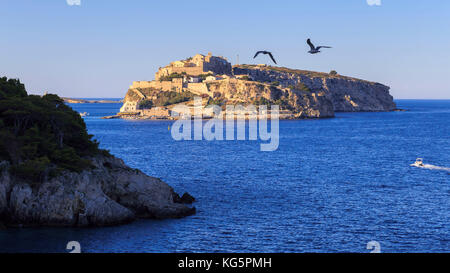 San Nicola Insel Iminiert von Sonnenuntergang Sonne. Tremiti Island, Foggia, Apulien, Italien. Stockfoto