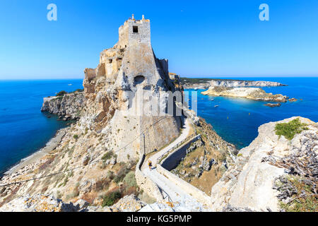 Mädchen zu Fuß auf den Spuren auf der Insel San Nicola, die Tremiti-inseln, Foggia, Apulien, Italien. Stockfoto