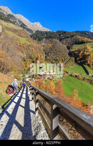 Die Menschen sehen die Landschaft durch den herbstlichen Farben gehalten. Partschins Wasserfall, Partschins, Val Venosta, Alto Adige/Südtirol, Italien, Europa Stockfoto