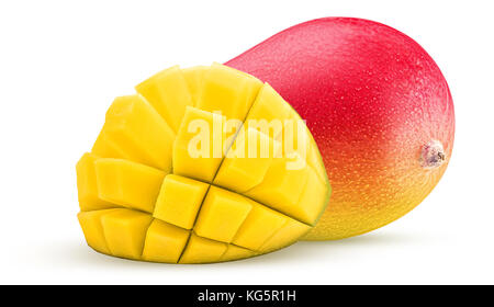 Mango exotische Obst mit einem Schnitt in der halben Würfel auf weißem Hintergrund. freistellungspfaden. Stockfoto