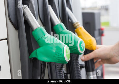 Gasfüllung Düsen (Waffen) an einer Tankstelle. Stockfoto