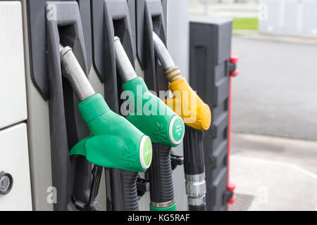 Gasfüllung Düsen (Waffen) an einer Tankstelle. Stockfoto