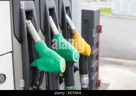 Gasfüllung Düsen (Waffen) an einer Tankstelle. Stockfoto