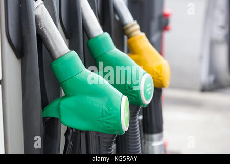 Gasfüllung Düsen (Waffen) an einer Tankstelle. Stockfoto