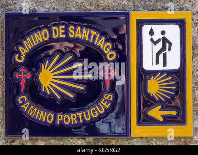 PONTE DE LIMA, PORTUGAL - 3. SEPTEMBER 2017: Wegweiser auf dem Jakobsweg am 3. September 2017 in Ponte de Lima, Portugal, Europa Stockfoto